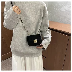 Schicke schwarze Damen Umhängetasche mit Kette, modische Mini Tasche für den Alltag.