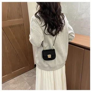 Kleine schwarze Umhängetasche mit Kette für Damen, koreanischer Stil modische Handtasche.