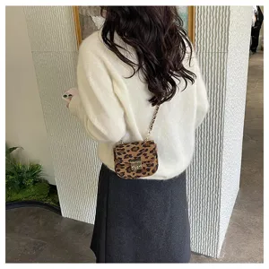 Modische Leopardenmuster Umhängetasche mit Kette, ideal für den täglichen Freizeitlook.