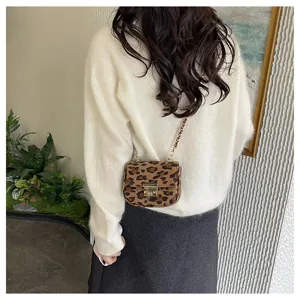 Detailansicht der modischen Umhängetasche mit Leopardenmuster und Kette für den Alltag.