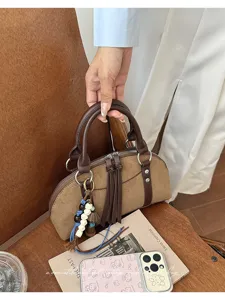 Retro suède handtas met kwastje hanger voor dagelijks gebruik en stijlvolle outfits.