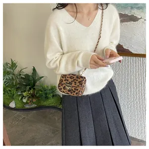 Detailansicht einer modischen Leo-Muster Umhängetasche mit Kette für stilvolle Outfits.