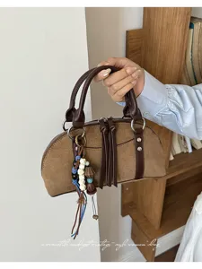 Vintage suède dames handtas met franje kwastje en kralen hanger voor dagelijks gebruik.