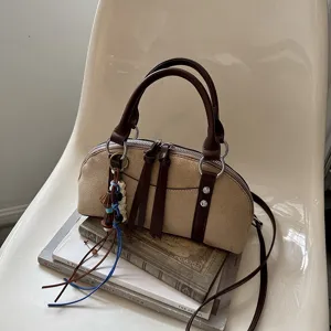 Retro Niche Designer Handtas Voor Dames Herfst Niche Schouder Crossbody Tas Met Kwastje Hanger PU Suède Patchwork Boston Tas