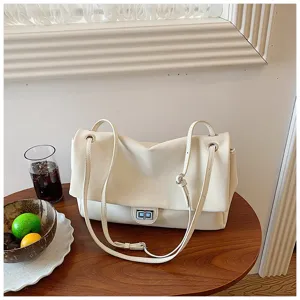 Vista dettagliata della borsa a spalla crema con trama intrecciata e chiusura in metallo.