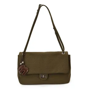 Elegante borsa a tracolla intrecciata da donna con patta e chiusura in metallo oliva.