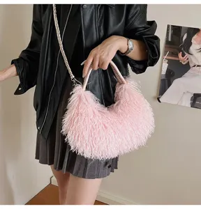 Rosa Pluesch Hobo Umhaengetasche mit geflochtenem Griff und Kette fuer den Alltag