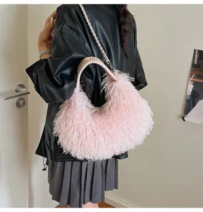 Nahaufnahme der flauschigen rosa Umhängetasche mit geflochtenem Griff und Plüschtextur.