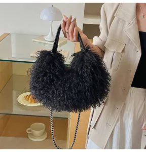 Schwarze Kunstfell Handtasche Detail zeigt flauschige Textur, geflochtenen Griff und Kette.