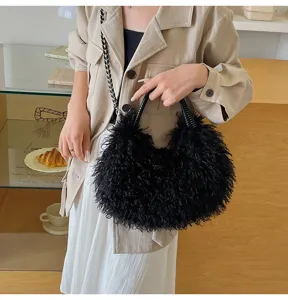 Stilvolle schwarze flauschige Umhängetasche mit Kette und weicher Plüschtextur für den Alltag.