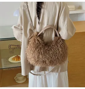 Detailansicht der flauschigen Kunstfell-Umhängetasche mit geflochtenem Griff und Kette.