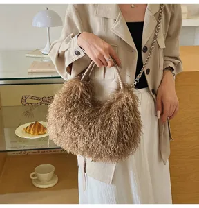 Flauschige braune Hobo-Umhängetasche mit Kunstfell Textur, geflochtenem Griff und schickem Kettengurt.