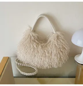 Nahaufnahme der flauschigen Plüsch-Hobo-Umhängetasche mit geflochtenem Griff und Kette.