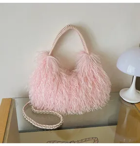 Nahaufnahme der flauschigen Rosa Handtasche, elegantes geflochtenes Griffdesign Detail.
