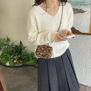 Schicke Leopardenmuster Umhängetasche mit goldener Kette für Damen, Hauptansicht.