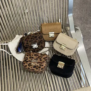 Modische Mini Umhängetasche mit Kette, Veloursleder und Leopardenmuster für Damen und Mädchen.