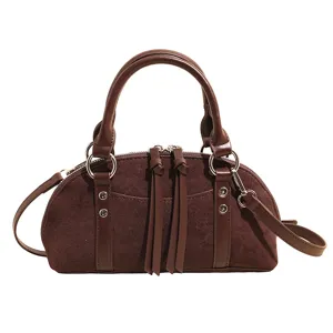 Stijlvolle bruine suède schoudertas, retro crossbody handtas voor dames, dagelijks gebruik.