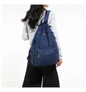 Gedetailleerd overzicht van de retro denim rugzak met duurzame stof en veilige ritsen.