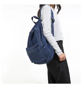 Gedetailleerd overzicht van de casual denim rugzak met voorzak en stevige bandconstructie.