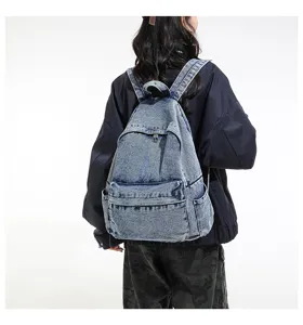 Achterkant detail van de retro denim rugzak met bandontwerp en pasvorm op het lichaam.