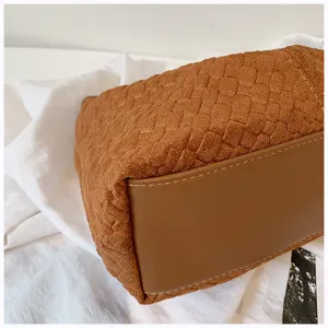 Bolso cubo tejido marrón para mujer, elegante bolso de hombro y cruzado de estilo francés con textura.