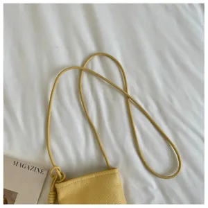 Mini borsa a tracolla per telefono gialla unita minimalista con dettaglio di nodo donna.