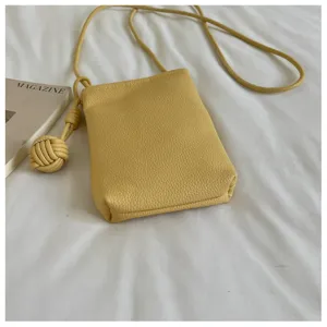 Mini borsa a tracolla per telefono minimalista monocolore, design chic e compatto.