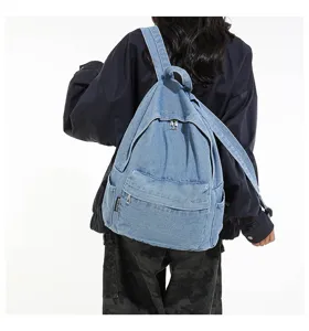 Gedetailleerd overzicht van de lichtblauwe denim rugzak met grote capaciteit.