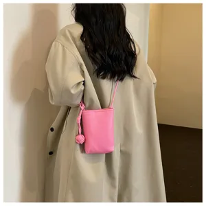 Vista dettagliata della mini borsa a tracolla rosa minimalista per telefono con nodo.