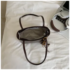 Bolso de hombro marron de cuero, elegante bolso minimalista para mujer de uso diario.