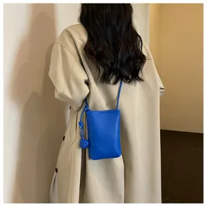 Dettaglio borsa a tracolla per telefono in pelle tinta unita, mini borsa elegante.