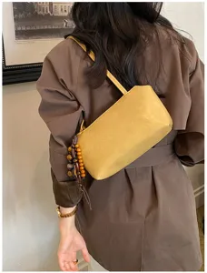 Bolso de hombro minimalista de color sólido con colgante de cuentas de madera retro.