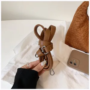 Correa de repuesto para bolso de cuero PU marrón con hebilla metálica ajustable y ganchos.