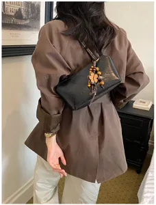 Bolso de hombro negro minimalista con colgante de flor de cuentas de madera diario.