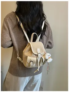 Mochila pequeña vintage estilo coreano para mujer, colgante perro tierno, mini bolso beige PU.