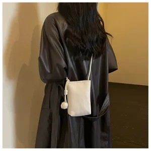 Mini borsa a tracolla bianca minimalista con dettaglio di nodo, accessorio elegante per passeggiate.