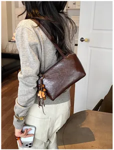 Bolsito de hombro marrón clásico para mujer, bolso retro de cuero PU con elegante abalorio de trébol.