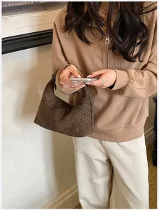 Detalle de bolso de mano hobo tejido marrón, elegante accesorio de moda estilo retro