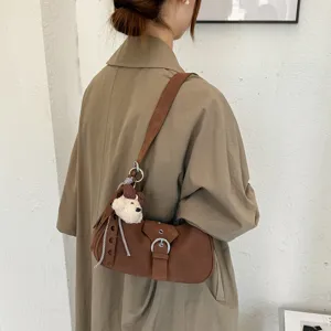 Elegante bolso de hombro marrón para mujer con lindo colgante de oso y hebilla retro elegante.
