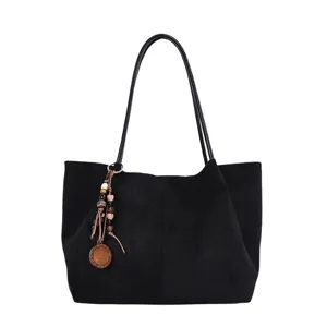 Schwarze Damen Shopper Tasche aus Wildlederoptik, grosse Schultertasche mit Perlenanhänger.