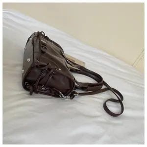 Dunkelbraune PU-Leder Handtasche mit Nieten, schicke Umhängetasche für den Alltag.
