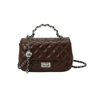 Borsa a tracolla trapuntata marrone con catena argentata, manico e chiusura a girello.