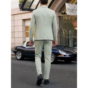 Completo da uomo verde chiaro, blazer casual elegante e pantaloni per nozze e feste.