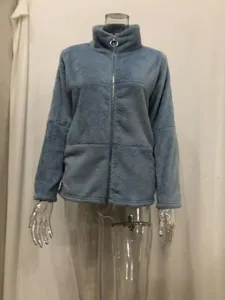 Détail cardigan zippé en fausse fourrure bleue, col montant veste peluche d'hiver.