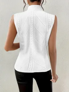 Top tricoté sans manches blanc pour femme avec texture losange élégante au dos et col montant.