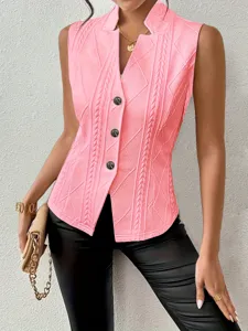 Femme rose sans manches texturée bouton costume gilet élégant mode bureau haut détail.