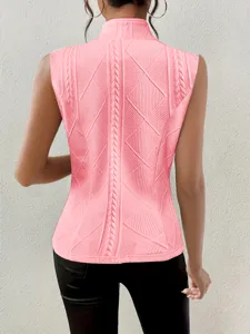 Top en tricot sans manches rose avec col montant et motif losanges texturé pour femmes.