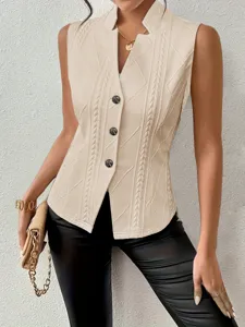 Vue rapprochée du gilet sans manches en tricotbeige chic avec boutons et col à revers.