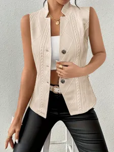 Gilet sans manches beige décontracté pour femme avec fermeture à boutons et tissu texturé.