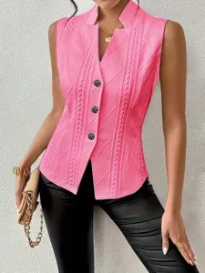Gilet sans manches rose vif pour femme en tricot avec boutons et texture diamant élégante.